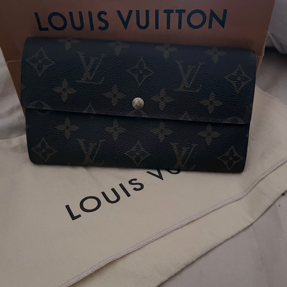 LOUIS VUITTON 
Monogram Sarah Wallet